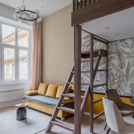 Cozy Pastel & Botanical Mezzanine Apartamento
